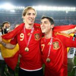 Fernando Torres Instagram - Rivales, compañeros, pero sobre todo AMIGOS. Ha sido un honor y un placer compartir delantera y ganar contigo @davidvilla . Hemos vivido juntos los mejores momentos de la historia de nuestro fútbol donde llegamos a conseguir lo que parecía y vuelve a parecer imposible. Disfruta de todo el cariño que seguro recibirás estos días por tu maravillosa trayectoria. Todos te recordaremos como uno de los más grandes. Nos vemos pronto 😉#graciasguaje Rivals, teammates, but above all FRIENDS. It has been an honor and pleasure to play and to win with you @davidvilla . Together we lived the best moments in Spanish football history and we did what it seemed and it seems impossible again. Enjoy all the love you will surely receive these days for your wonderful career. We will all remember you as one of the greatest. See you soon￼￼￼ 😉#graciasguaje