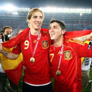 Fernando Torres Instagram - Rivales, compañeros, pero sobre todo AMIGOS. Ha sido un honor y un placer compartir delantera y ganar contigo @davidvilla . Hemos vivido juntos los mejores momentos de la historia de nuestro fútbol donde llegamos a conseguir lo que parecía y vuelve a parecer imposible. Disfruta de todo el cariño que seguro recibirás estos días por tu maravillosa trayectoria. Todos te recordaremos como uno de los más grandes. Nos vemos pronto 😉#graciasguaje 
Rivals, teammates, but above all FRIENDS.  It has been an honor and pleasure to play and to win with you @davidvilla . Together we lived the best moments in Spanish football history and we did what it seemed and it seems impossible again.  Enjoy all the love you will surely receive these days for your wonderful career. We will all remember you as one of the greatest.  See you soon￼￼￼ 😉#graciasguaje