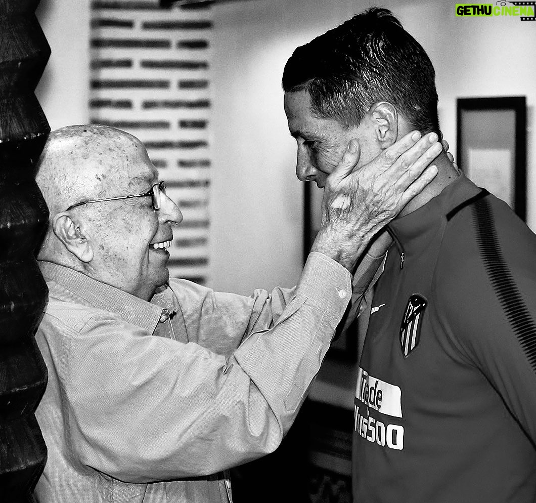 Fernando Torres Instagram - Nos ha dejado un hombre bueno. Ha fallecido Lázaro Albarracín, tantos y tantos años acompañando a su Atleti por todo el mundo. Perdemos a una persona excepcional que ocupará una butaca privilegiada en nuestro tercer anfiteatro. Descansa en Paz querido Lázaro.