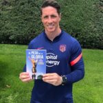 Fernando Torres Instagram - Después de entrenar, una buena lectura. No os perdáis el libro de @lydiavalentin ! #ElPesoDeLaGloria