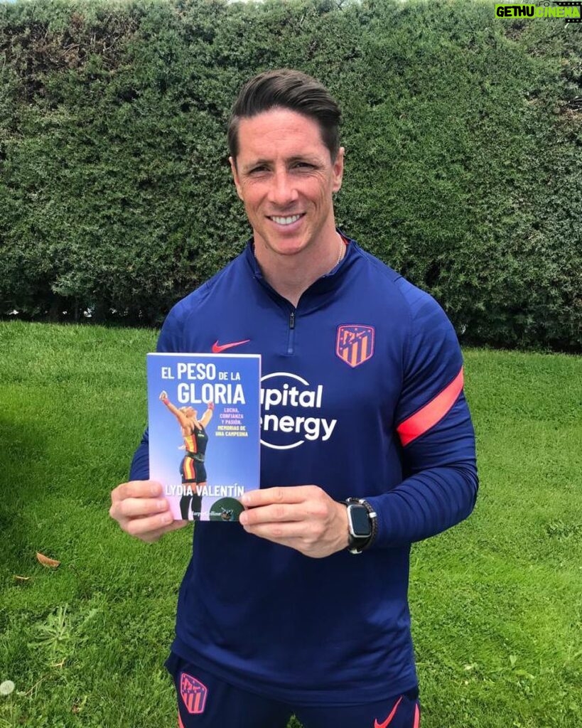 Fernando Torres Instagram - Después de entrenar, una buena lectura. No os perdáis el libro de @lydiavalentin ! #ElPesoDeLaGloria