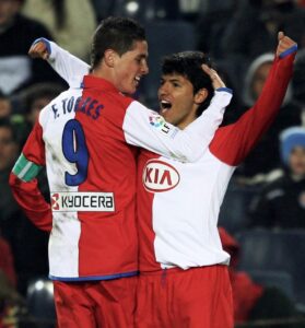 Fernando Torres Instagram - Coincidimos en el Atleti, después fuimos rivales en la Premier. Tu fútbol y tus goles siempre quedarán en nuestra memoria. @kunaguero , buena suerte en el viaje que hoy comienzas. We were teammates at Atletico, and after rivals at the Premier League. We will remember the way you play football and your goals forever. Good luck in the new stage you begin today @kunaguero .