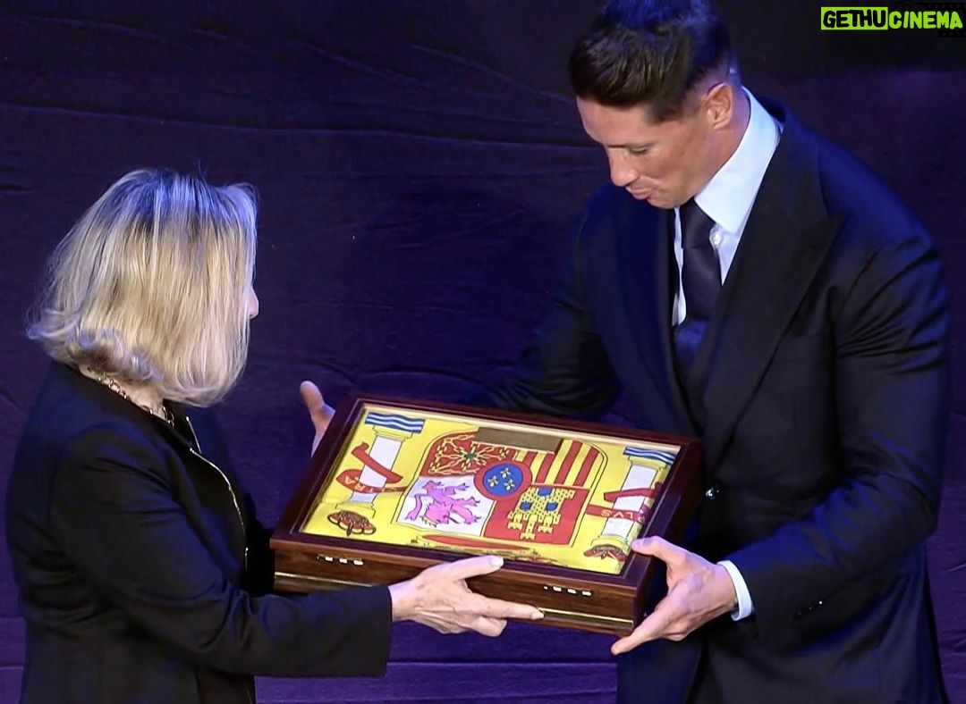 Fernando Torres Instagram - Un honor y un privilegio recibir la distinción de Reservista de Honor. Durante mi carrera he defendido valores que conjuntamente defienden nuestras Fuerzas Armadas y el Deporte. Enhorabuena al resto de premiados en este reconocimiento de nuestro deporte militar.