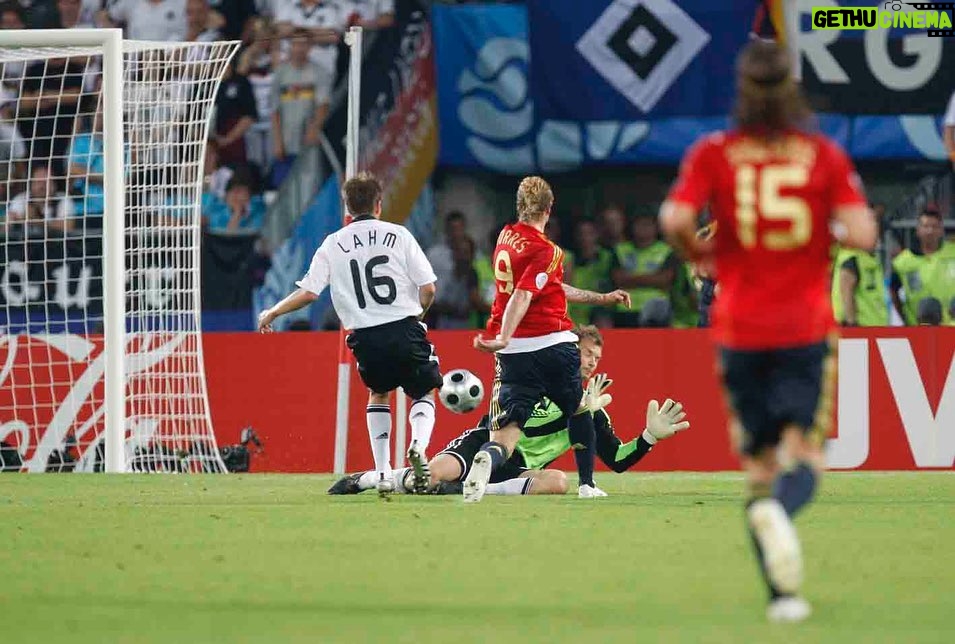 Fernando Torres Instagram - Hoy se cumplen años del éxito de un grupo que empezó una etapa legendaria, demostrando que la victoria se consigue con todos juntos y unidos. Vamos @sefutbol , a por el siguiente reto! #SomosEspaña #EternoLuis Ernst-Happel-Stadion