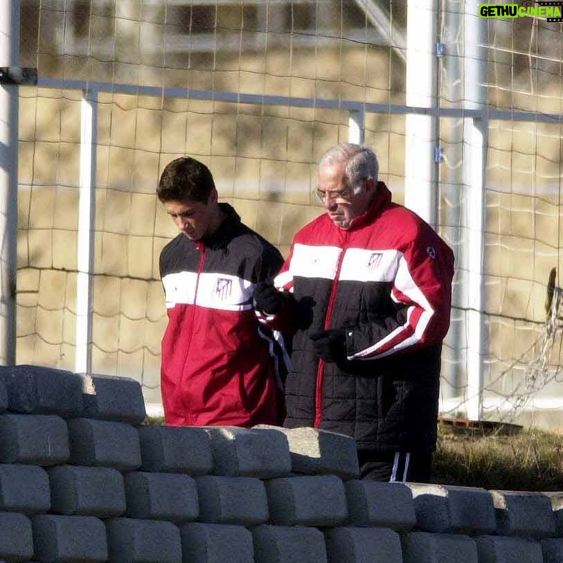 Fernando Torres Instagram - Siempre en mi recuerdo. Hoy más que nunca ganar, ganar, ganar y volver a ganar. Fuiste un genio del Fútbol. Gracias Luis