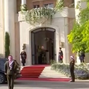 Fifi Abdo Instagram - مبروك للعروسين ولي عهد المملكة الاردنية الهاشمية الامير حسين بن عبد الله و الاميرة رجوة.  دامت المملكة الاردنية عامرة بالافراح ❤️🇯🇴
#الاردن #نفرح_بالحسين