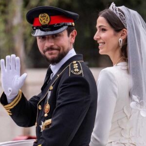 Fifi Abdo Instagram - مبروك للعروسين ولي عهد المملكة الاردنية الهاشمية الامير حسين بن عبد الله و الاميرة رجوة.  دامت المملكة الاردنية عامرة بالافراح ❤️🇯🇴
#الاردن #نفرح_بالحسين