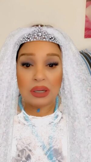 Fifi Abdo Instagram - ابحث مع الشرطة عن العروسة دي عشان هربانه هي و لغدها 😂😂😂😂😂