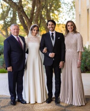 Fifi Abdo Instagram - أهنئ جلالة الملك عبد الله بن الحسين و الملكة رانيا بمناسبة زفاف الأميره ايمان دامت الافراح على المملكه الهاشميه والامه العربية.❤️🇯🇴
#الأردن #الاميرة_ايمان_بنت_عبدالله #الملكة_رانيا