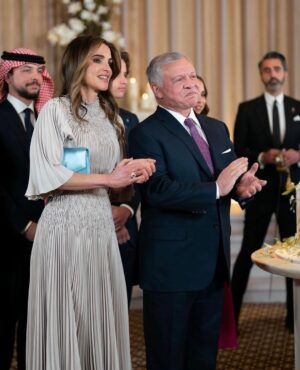 Fifi Abdo Instagram - أهنئ جلالة الملك عبد الله بن الحسين و الملكة رانيا بمناسبة زفاف الأميره ايمان دامت الافراح على المملكه الهاشميه والامه العربية.❤️🇯🇴
#الأردن #الاميرة_ايمان_بنت_عبدالله #الملكة_رانيا