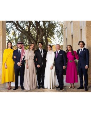 Fifi Abdo Instagram - أهنئ جلالة الملك عبد الله بن الحسين و الملكة رانيا بمناسبة زفاف الأميره ايمان دامت الافراح على المملكه الهاشميه والامه العربية.❤️🇯🇴
#الأردن #الاميرة_ايمان_بنت_عبدالله #الملكة_رانيا