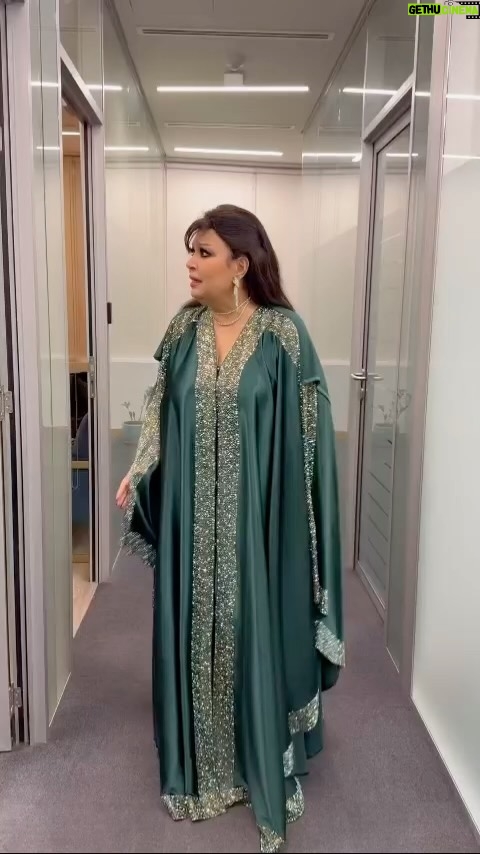Fifi Abdo - 34K Likes - من كواليس سهرة رأس السنة علي قناة الظفرة … العبايه دي صناعه مصريه من محل رومانتك للعبيات 🤚🏼😘😘😘😘😘
