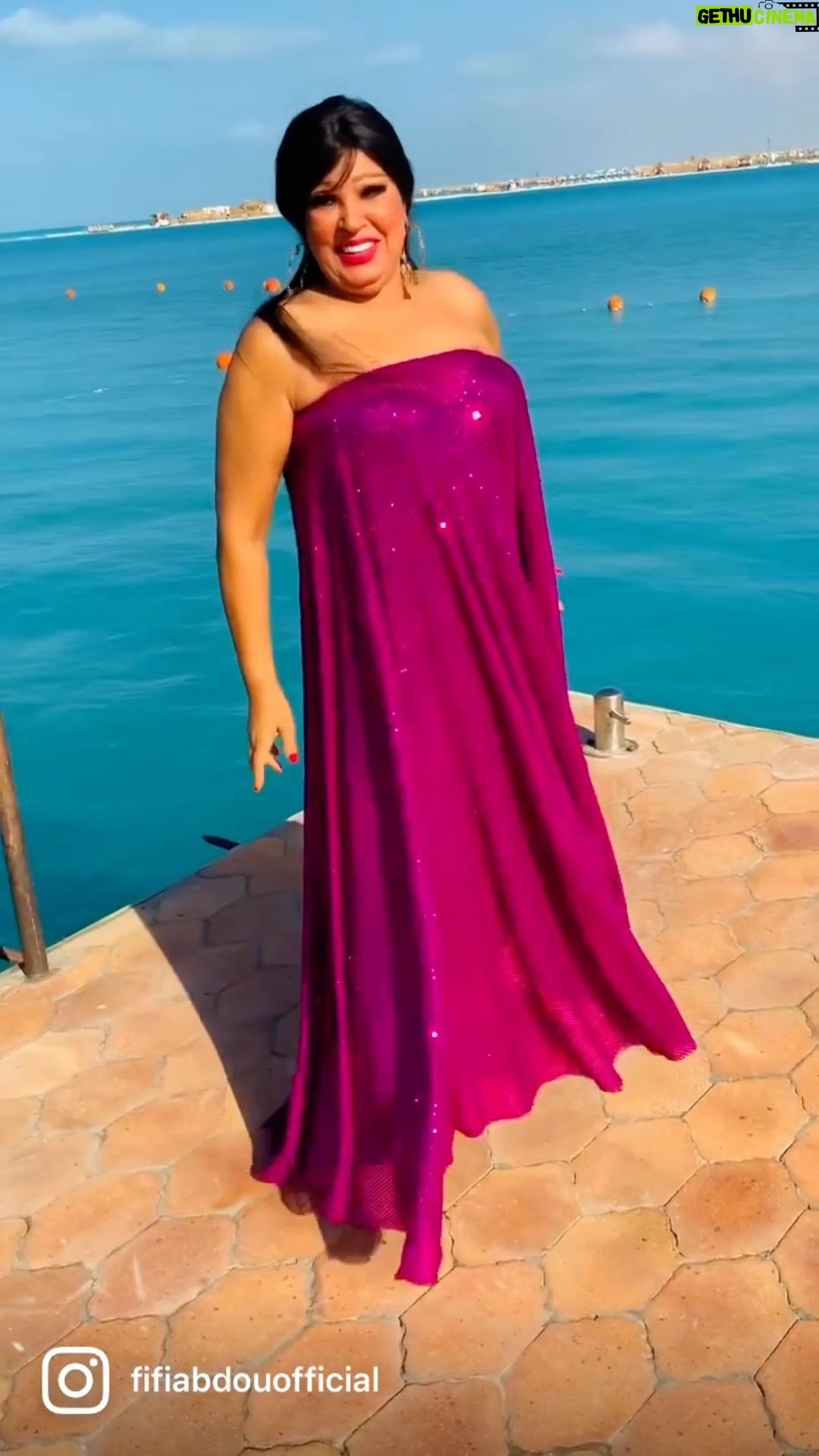 Fifi Abdo Instagram - من الساحل الشمالي الكينج محمد منير اغنيه لِلّي🖐🏼💋💋💋💋💋 اي دونت هاف لاك الا اذا حد جه تو هلب مي 😂🫢