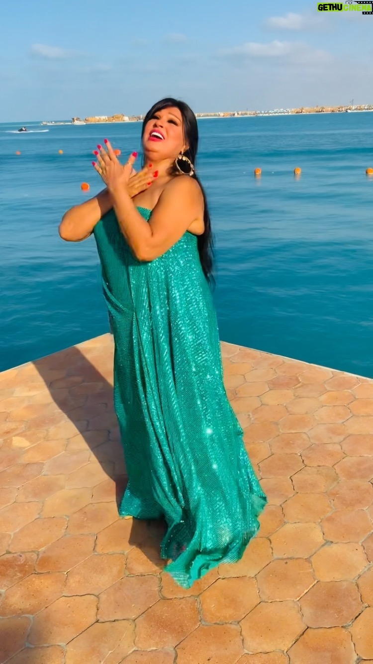 Fifi Abdo Instagram - يا مساء الفل بالساحل الشمالي المطرب وليد توفيق وانا اسفه لاني مش عارفه امنتج الاغنيه لازم استعين بصديق اكسوزمي ماكو صديق 😘😘😘😘😘😂