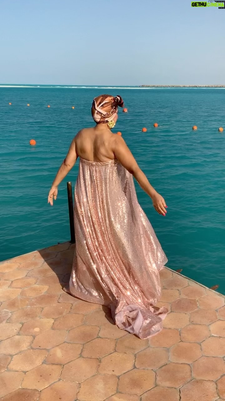 Fifi Abdo - 67.3K Likes - من الساحل الشمالي مش عارفة أقول لكم ايه بصراحة بحبكم ❤️🖐🏼😂😂
😂😂😂
فستان: عبده بونسواريه