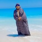 Fifi Abdo Instagram - اول يوم انزل البحر و اخر يوم انزل البحر اعتبروني عيلة و غلطت لا فيه بدري ولا متأخر في الساحل بس كان لازم اخد السبع موجات يلا صيف سعيد عليكم ان شاء الله 😂😉