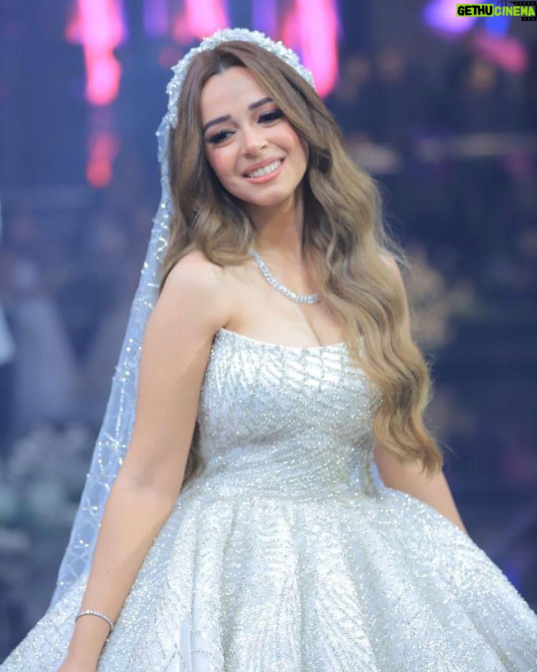Fifi Abdo Instagram - الف مبروووك للعروسة القمر د. لؤة سرور و عريسها رجل الاعمال حماد ايهاب و لعائلتهم. للأسف مقدرتش اكون معاكم في الليلة الجميلة دي بتمنالكم السعادة و الهنا يا رب و عقبال كل البنات و الشباب يا رب ❤️❤️❤️❤️❤️