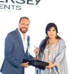 Fifi Abdo Instagram - تكريم عن مسلسل #شغل_في_العالي شكراً للسيد چو يوسف من شركة نيو جيرسي للتطوير العقاري قفطان: مني المنصوري @almansourifashion2 مكياج: حسام زكريا