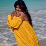 Fifi Abdo Instagram - صباح الفل من الساحل الشمالي 💛💛 💛💛💛 يوم ٢٥/٩ سنة ٢٠٢٣ من الايام السعيدة علي قلبي و بحمد ربنا اني قدرت استرد صحتي و رجعت اقف علي رجلي تاني و احس اني فيفي من اول و جديد بحمدك يا رب و ربنا يشفي كل مريض 🥰🥰🥰🥰🥰 شعر : صالون محمد الصغير مكياج: وليد التركي فستان: محمود غالي