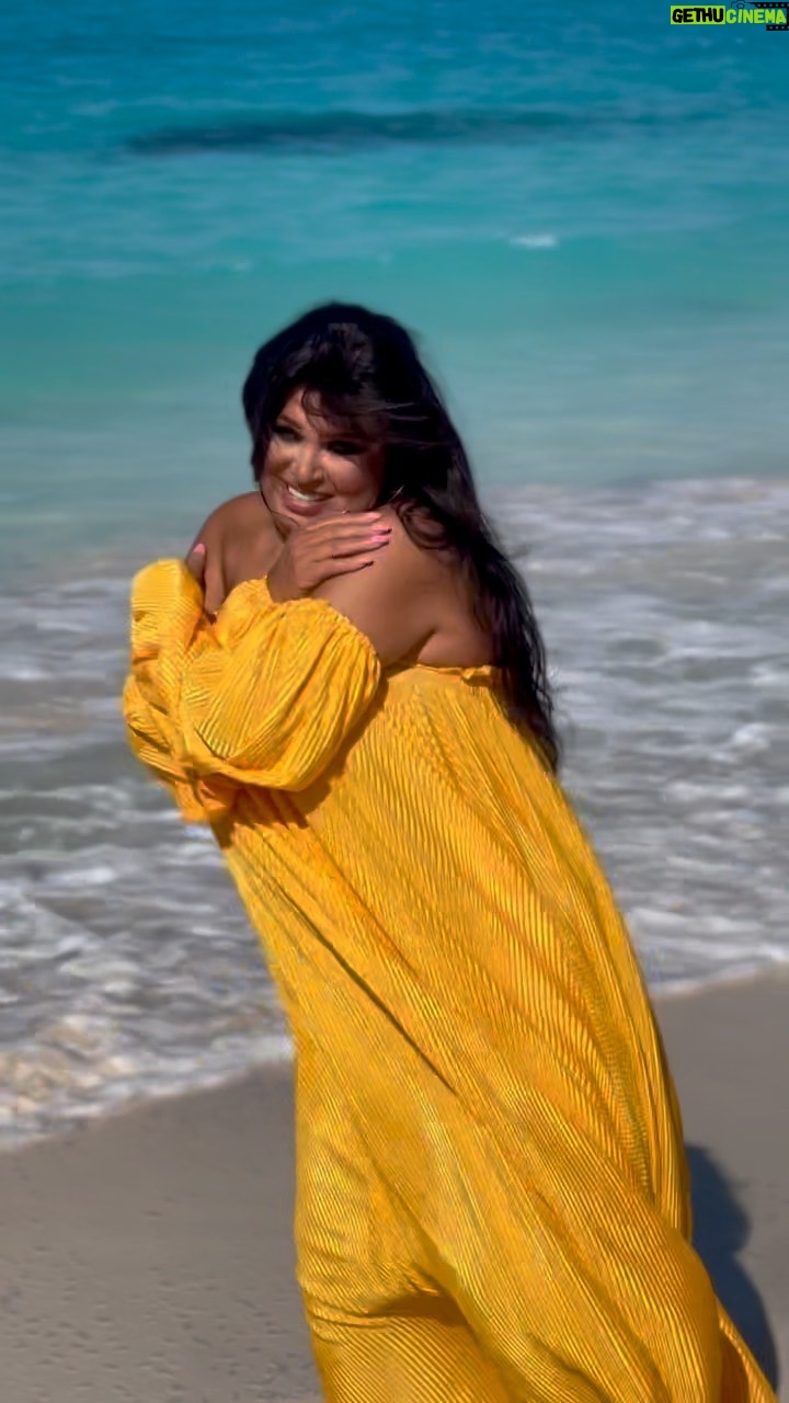 Fifi Abdo Instagram - صباح الفل من الساحل الشمالي 💛💛 💛💛💛 يوم ٢٥/٩ سنة ٢٠٢٣ من الايام السعيدة علي قلبي و بحمد ربنا اني قدرت استرد صحتي و رجعت اقف علي رجلي تاني و احس اني فيفي من اول و جديد بحمدك يا رب و ربنا يشفي كل مريض 🥰🥰🥰🥰🥰 شعر : صالون محمد الصغير مكياج: وليد التركي فستان: محمود غالي