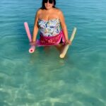 Fifi Abdo Instagram - صباح الخير من بحر الساحل الشمالي و جماله💙 من جلسة العلاج الطبيعي في المياة 🌊 و مبعرفش اعوم اسكوز مي يا جماعة 🫣🫣🫣 يوم ٢٥/٩ سنة ٢٠٢٣ من الايام السعيدة علي قلبي و بحمد ربنا اني قدرت استرد صحتي و رجعت اقف علي رجلي تاني و احس اني فيفي من اول و جديد بحمدك يا رب و ربنا يشفي كل مريض 🥰