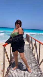 Fifi Abdo Instagram - انا لقيت الفيديو ده مصوراه هنادي قلت انزله كنت نسياه 😂🤗 اسكووووزمي يا جماعة انا عاوزة اروح العلمين الجديدة أصور فيديوهات جديدة 🥰❤️