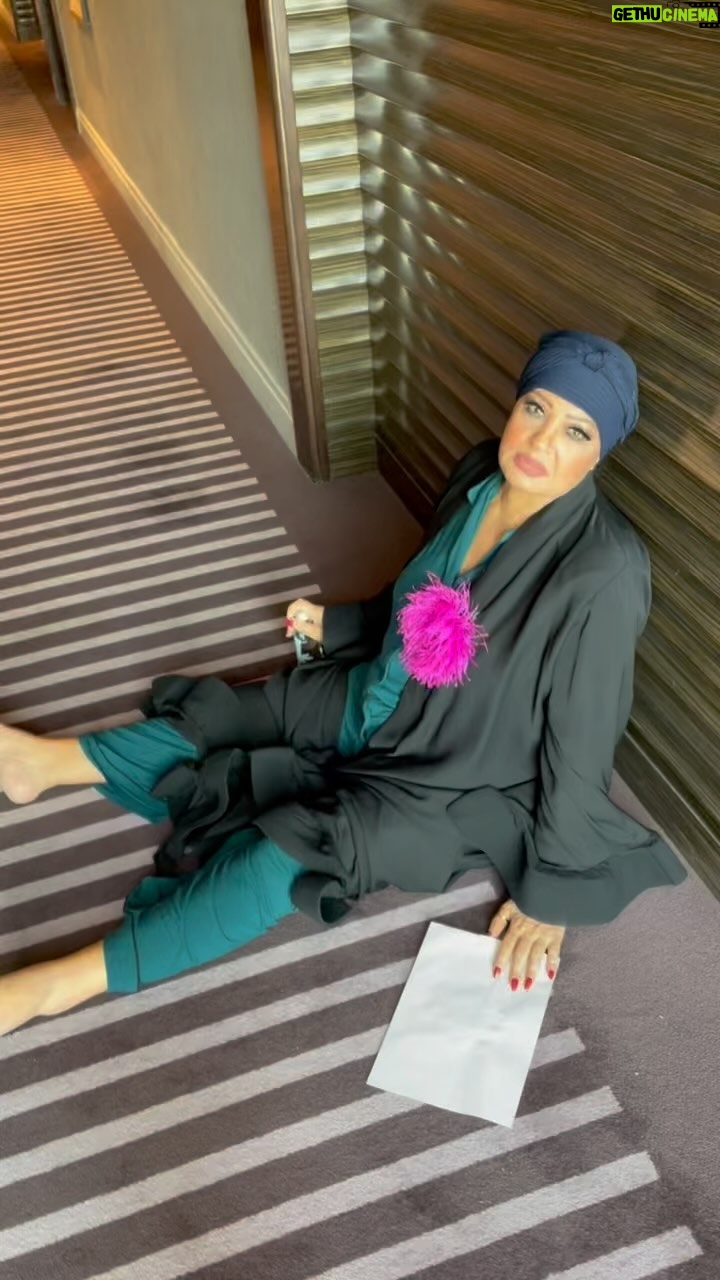 Fifi Abdo - 79K Likes - لما كنت في الرياض لمعرض انا عربية الفندق كان عامل انذار حريق تجريبي و اخلاء الطواريء للمبني 🔥 و انا ماشوفتش الورقة و هنادي بنتي ماقلتليش انا افتكرته حريق بجد 😱 اسكوزمي بجد ما يوقع الا الشاطر 😂😂😂🙈