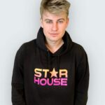 Filip Zabielski Instagram – Właśnie wystartował mój pierwszy drop ubrań! 😄
Bardzo się cieszę z tego powodu. Poświęciłem dużo czasu na sprawdzenie i dobór materiałów aby bluzy wyszły jak najlepsze! ❤️
Na początek zrobiłem czarną bluze z logien STAR HOUSE oraz czarną i niebieską z koroną!
Mam nadzieje, że Wam się podobają.
Bluzy możecie już teraz kupić i na 100% dojdą przed Świętami do Was!
Link jest w bio oraz na moim instastory 😄💓