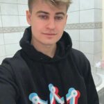 Filip Zabielski Instagram – Właśnie wystartował mój pierwszy drop ubrań! 😄
Bardzo się cieszę z tego powodu. Poświęciłem dużo czasu na sprawdzenie i dobór materiałów aby bluzy wyszły jak najlepsze! ❤️
Na początek zrobiłem czarną bluze z logien STAR HOUSE oraz czarną i niebieską z koroną!
Mam nadzieje, że Wam się podobają.
Bluzy możecie już teraz kupić i na 100% dojdą przed Świętami do Was!
Link jest w bio oraz na moim instastory 😄💓