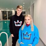 Filip Zabielski Instagram – Właśnie wystartował mój pierwszy drop ubrań! 😄
Bardzo się cieszę z tego powodu. Poświęciłem dużo czasu na sprawdzenie i dobór materiałów aby bluzy wyszły jak najlepsze! ❤️
Na początek zrobiłem czarną bluze z logien STAR HOUSE oraz czarną i niebieską z koroną!
Mam nadzieje, że Wam się podobają.
Bluzy możecie już teraz kupić i na 100% dojdą przed Świętami do Was!
Link jest w bio oraz na moim instastory 😄💓