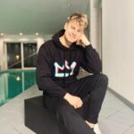 Filip Zabielski Instagram – Właśnie wystartował mój pierwszy drop ubrań! 😄
Bardzo się cieszę z tego powodu. Poświęciłem dużo czasu na sprawdzenie i dobór materiałów aby bluzy wyszły jak najlepsze! ❤️
Na początek zrobiłem czarną bluze z logien STAR HOUSE oraz czarną i niebieską z koroną!
Mam nadzieje, że Wam się podobają.
Bluzy możecie już teraz kupić i na 100% dojdą przed Świętami do Was!
Link jest w bio oraz na moim instastory 😄💓