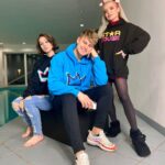 Filip Zabielski Instagram – Właśnie wystartował mój pierwszy drop ubrań! 😄
Bardzo się cieszę z tego powodu. Poświęciłem dużo czasu na sprawdzenie i dobór materiałów aby bluzy wyszły jak najlepsze! ❤️
Na początek zrobiłem czarną bluze z logien STAR HOUSE oraz czarną i niebieską z koroną!
Mam nadzieje, że Wam się podobają.
Bluzy możecie już teraz kupić i na 100% dojdą przed Świętami do Was!
Link jest w bio oraz na moim instastory 😄💓