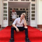 Filip Zabielski Instagram - To już koniec programu „Fame czy Shame” Jestem bardzo zadowolony z tego jak to wszystko wyglądało. Poznałem super ludzi, spędziłem wspaniałe chwile, serio nie brakowało wrażeń 😅 Co Was najbardziej rozbawiło w programie? 😜 Mimo początkowych problemów uważam, że wyszlo to naprawdę dobrze 😇 Wiele się nauczyłem i zyskałem spore doświdczenie, które na pewno wykorzystam w moich przyszłych projektach. Pamiętajcie aby cały czas mieć głowę otwartą i wchłaniać więcej i więcej. Dziękuję wszystkim uczestnikom za super zabawe, nie zapomne tego do końca życia! Koniec programu równoznaczny jest z tym, że wszyscy się wyprowadzili. Teraz znowu za dom odpowiedzialny jestem ja i to ja ponosze wszystkie koszty. Nie wiem jeszcze co będzie dalej, potrzebuje wszystko poukładać sobie w głowie. Na tą chwile jest mi po prostu smutno... Mam nadzieję, że sobie jakoś poradze i wszystko bedzie dobrze 💔😰 Przepraszam za błedy jak sa albo chatocznosc ale pisze to na szybko po prostu to co mam w glowie... 😪 Konstancin-Jeziorna