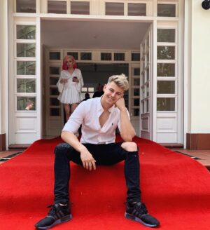 Filip Zabielski Instagram - To już koniec programu „Fame czy Shame” 
Jestem bardzo zadowolony z tego jak to wszystko wyglądało.
Poznałem super ludzi, spędziłem wspaniałe chwile, serio nie brakowało wrażeń 😅
Co Was najbardziej rozbawiło w programie? 😜
Mimo początkowych problemów uważam, że wyszlo to naprawdę dobrze 😇
Wiele się nauczyłem i zyskałem spore doświdczenie, które na pewno wykorzystam w moich przyszłych projektach.
Pamiętajcie aby cały czas mieć głowę otwartą i wchłaniać więcej i więcej.
Dziękuję wszystkim uczestnikom za super zabawe, nie zapomne tego do końca życia!
Koniec programu równoznaczny jest z tym, że wszyscy się wyprowadzili.
Teraz znowu za dom odpowiedzialny jestem ja i to ja ponosze wszystkie koszty.
Nie wiem jeszcze co będzie dalej, potrzebuje wszystko poukładać sobie w głowie.
Na tą chwile jest mi po prostu smutno...
Mam nadzieję, że sobie jakoś poradze i wszystko bedzie dobrze 💔😰
Przepraszam za błedy jak sa albo chatocznosc ale pisze to na szybko po prostu to co mam w glowie... 😪