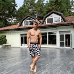 Filip Zabielski Instagram - To już koniec programu „Fame czy Shame” Jestem bardzo zadowolony z tego jak to wszystko wyglądało. Poznałem super ludzi, spędziłem wspaniałe chwile, serio nie brakowało wrażeń 😅 Co Was najbardziej rozbawiło w programie? 😜 Mimo początkowych problemów uważam, że wyszlo to naprawdę dobrze 😇 Wiele się nauczyłem i zyskałem spore doświdczenie, które na pewno wykorzystam w moich przyszłych projektach. Pamiętajcie aby cały czas mieć głowę otwartą i wchłaniać więcej i więcej. Dziękuję wszystkim uczestnikom za super zabawe, nie zapomne tego do końca życia! Koniec programu równoznaczny jest z tym, że wszyscy się wyprowadzili. Teraz znowu za dom odpowiedzialny jestem ja i to ja ponosze wszystkie koszty. Nie wiem jeszcze co będzie dalej, potrzebuje wszystko poukładać sobie w głowie. Na tą chwile jest mi po prostu smutno... Mam nadzieję, że sobie jakoś poradze i wszystko bedzie dobrze 💔😰 Przepraszam za błedy jak sa albo chatocznosc ale pisze to na szybko po prostu to co mam w glowie... 😪 Konstancin-Jeziorna