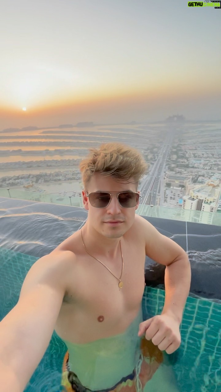 Filip Zabielski Instagram - Robi wrażenie! 😆💪🏻 #dubai #auraskypool