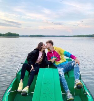Filip Zabielski Instagram - Buziak 💋
Wyjazd na mazury był zajebisty! 🔥
Spędziliśmy tam super czas!
Odpoczeliśmy, pozwiedzaliśmy i ponagrywaliśmy Tiktoki 😂
Oby więcej takich wycieczek ❤️ W komentarzu możecie polecić ciekawe miejsca do odwiedzenia w Polsce 🇵🇱
