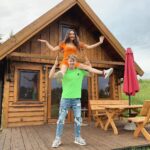 Filip Zabielski Instagram - Pozdrawiamy wszystkich z naszej drewnianej chatki 😁 Które zdjęcie najlepsze? ❤️