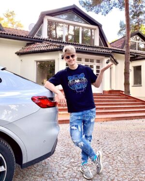 Filip Zabielski Instagram - Więc już oficjalnie mogę Wam napisać, że Dom Tiktokerów powraca😍
W nowym kolorze, z nowym wnętrzem oraz z nową ekipą 💪🏻
Ten projekt o którym wielokrotnie pisałem został potwierdzony i start jest przewidziany na około 20 czerwca.
Mega się cieszę i już raczej nic nie wskazuje na to, że się nie uda.
Chyba meteoryt musiałby uderzyć 😂
Wszystko dokładnie postaram się Wam wytłumaczyć na moim instastory 🔥