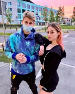 Filip Zabielski Instagram - Co sądzicie o tym aby Kinga była w mojej przyszłej ekipie w nowym domu? Dobrze się dogadujemy i według mnie chyba by pasowała 😜 Piszcze w kom^^ Ps. W niedziele o 18:00 dodaje moje #hot16challenge2 Mam nadzieje, że czekacie. Dzisiaj cały dzień nagrywałem hihi Miłego wieczoru ❤️ Wilanów, Warszawa, Poland