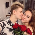 Filip Zabielski Instagram - Wszystkiego Najlepszego Julcia 💖 Z okazji twoich urodzin życzę Ci abyś zawsze miała uśmiech na twarzy! Dużo zdrówka, szczęścia, wspaniałych i radosnych chwil i aby wszystko Ci się układało 🥰 Zawsze możesz liczyć na moje wsparcie, Kocham Cię!!!❤️❤️❤️ Ps. Na drugim zdjęciu jest obrazek, który namalowałem dla Julii. Są na nim 2 papugi ponieważ papugi to ulubione zwierzątka Julii. Te papużki symbolizują nas. Czy Wam się podoba? 🦜😜💖