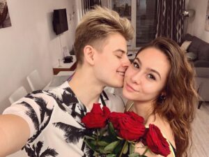 Filip Zabielski Instagram - Wszystkiego Najlepszego Julcia 💖
Z okazji twoich urodzin życzę Ci abyś zawsze miała uśmiech na twarzy!
Dużo zdrówka, szczęścia, wspaniałych i radosnych chwil i aby wszystko Ci się układało 🥰
Zawsze możesz liczyć na moje wsparcie, Kocham Cię!!!❤️❤️❤️
Ps. Na drugim zdjęciu jest obrazek, który namalowałem dla Julii.
Są na nim 2 papugi ponieważ papugi to ulubione zwierzątka Julii.
Te papużki symbolizują nas. 
Czy Wam się podoba?
🦜😜💖