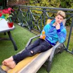 Filip Zabielski Instagram - Hejo, od teraz jestem ambasadorem @mirindapl! 🧡 Bardzo się z tego powodu cieszę! Może nie widać tego tak bardzo po mojej minie, ale to dlatego, że jestem szczęśliwy od środka plus miałem pracowity dzień 😎 aaa no i z tego powodu, pozwólcie, że teraz sobie odpocznę na leżaku haha 👀 Życze Wam miłego dnia! ☀️ #mirindaorange #podkręćfun