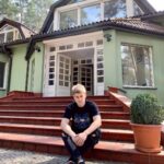 Filip Zabielski Instagram - 1 października 2019 roku wprowadziłem się do „Domu TikTokerów”. Wprowadziłem się tutaj z innymi twórcami aby wspólnie połączyć siły, rozwijać się, nagrywać, napędzać się wzajemnie motywacją i pozytywną energią. Wczesniej już się znaliśmy więc postanowiliśmy, że po prostu fajnie wziąć udział w takim projekcie! Poza tym no przyznajcie... fajnie jest składać się w kilka osób na dom gdzie macie basen, saune i inne bajery 😜 Bo jak nie teraz to kiedy? Trzeba próbować nowych rzeczy aby potem nie żałować, że się czegoś nie zrobiło 💪🏻 Ogólnie bardzo dobrze wspominam ten czas. Naprawdę zdobyłem ogromne doświadczenie mieszkając w tyle osób. Nie myślcie, że pisze tutaj tylko o doświadczeniu w tworzeniu Tiktoków 😂 Mowa tutaj o przeróżnych aspektach życiowych. W domu przeżyłem bardzo wiele pozytywnych i radosnych chwil, te smutne momenty też się zdarzały ale to chyba normalna kolej rzeczy 😜 W żadnym wypadku nie żaluje ani troche tej przygody. Jestem mega wdzięczny, że los pokierował mnie właśnie na tą ścieżkę. Ale Niestety... Ostatnio sprawy dość się pokomplikowały. Niektóre osoby odeszły ponieważ, woleli zamieszkać oddzielnie - życie w licznym gronie osób wcale nie jest łatwe i ich w pełni rozumiem, inne osoby stwierdziły, że jednak nie chcą wiązać swojej najbliższej przyszłości z social mediami i również pożegnały się z domem. Dodatkowo jeszcze ten virus dość mocno pokrzyżował plany... W sumie to ten wirus MEGA pokrzyżował plany... 😰 Ten miesiąc jest dla mnie bardzo stresującym miesiącem. Umowę na Dom ja podpisałem i to na mnie ciąży odpowiedzialność. Jestem dorosły i odpowiadam za swoje decyzje. W obecnej chwili jestem jedyną osobą, która została w domu. Musze się Wam przyznać, że stresuje mnie ta sytuacje ale jestem dobrej myśli :-) Prawdopodobnie w ciągu kilku kolejnych dni będę juz wiedział co będzie ze mną i z domem dalej. Od problemów się nie ucieka tylko się je rozwiązuje 💪🏻 Nigdy się nie poddawajcie❤️ Nie jest to mój końcowy status apropo Domu. Narazie tak jak pisałem... Czekam co dalej i bede Was informował. Czas na głębsze podsumowanie, opisanie Wam dokładniej wszystkiego i podziękowanie za udział dla innych jeszcze nadejdzie ❤️ Musze to ogarnąć 😊 Konstancin-Jeziorna