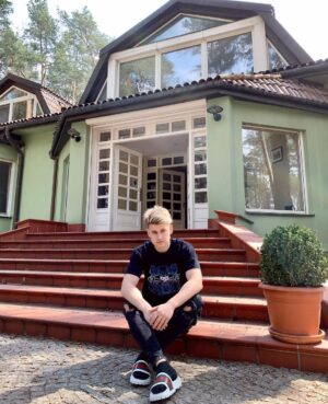 Filip Zabielski Instagram - 1 października 2019 roku wprowadziłem się do „Domu TikTokerów”.
Wprowadziłem się tutaj z innymi twórcami aby wspólnie połączyć siły, rozwijać się, nagrywać, napędzać się wzajemnie motywacją i pozytywną energią.
Wczesniej już się znaliśmy więc postanowiliśmy, że po prostu fajnie wziąć udział w takim projekcie!
Poza tym no przyznajcie... fajnie jest składać się w kilka osób na dom gdzie macie basen, saune i inne bajery 😜
Bo jak nie teraz to kiedy?
Trzeba próbować nowych rzeczy aby potem nie żałować, że się czegoś nie zrobiło 💪🏻
Ogólnie bardzo dobrze wspominam ten czas. Naprawdę zdobyłem ogromne doświadczenie mieszkając w tyle osób. Nie myślcie, że pisze tutaj tylko o doświadczeniu w tworzeniu Tiktoków 😂 Mowa tutaj o przeróżnych aspektach życiowych.
W domu przeżyłem bardzo wiele pozytywnych i radosnych chwil, te smutne momenty też się zdarzały ale to chyba normalna kolej rzeczy 😜
W żadnym wypadku nie żaluje ani troche tej przygody. Jestem mega wdzięczny, że los pokierował mnie właśnie na tą ścieżkę.
Ale Niestety...
Ostatnio sprawy dość się pokomplikowały. 
Niektóre osoby odeszły ponieważ, woleli zamieszkać oddzielnie - życie w licznym gronie osób wcale nie jest łatwe i ich w pełni rozumiem, inne osoby stwierdziły, że jednak nie chcą wiązać swojej najbliższej przyszłości z social mediami i również pożegnały się z domem. 
Dodatkowo jeszcze ten virus dość mocno pokrzyżował plany...
W sumie to ten wirus MEGA pokrzyżował plany... 😰
Ten miesiąc jest dla mnie bardzo stresującym miesiącem. 
Umowę na Dom ja podpisałem i to na mnie ciąży odpowiedzialność. 
Jestem dorosły i odpowiadam za swoje decyzje.
W obecnej chwili jestem jedyną osobą, która została w domu.
Musze się Wam przyznać, że stresuje mnie ta sytuacje ale jestem dobrej myśli :-)
Prawdopodobnie w ciągu kilku kolejnych dni będę juz wiedział co będzie ze mną i z domem dalej.
Od problemów się nie ucieka tylko się je rozwiązuje 💪🏻
Nigdy się nie poddawajcie❤️
Nie jest to mój końcowy status apropo Domu. 
Narazie tak jak pisałem... Czekam co dalej i bede Was informował.
Czas na głębsze podsumowanie, opisanie Wam dokładniej wszystkiego i podziękowanie za udział dla innych jeszcze nadejdzie ❤️
Musze to ogarnąć 😊