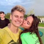 Filip Zabielski Instagram - Siemaneczko ziomeczki 😂 właśnie sobie robiłem porządki w galerii zdjęc i znalazłem tą fotkę 💖 Mina Adama w tle bezcenna 😃 Zapraszam Was też do obejrzenia filmiku w karuzeli. Dodałem go już wcześniej ale instagram mi go usunął chyba dlatego bo dałem muzykę z prawami autorskimi. Film ma na celu pokazanie, że papierosy i e-papierosy to fałszywi przyjaciele i niosą ze sobą same minusy. Z racji tego, że obserwuje mnie dużo młodych osób to chce uświadamiać o tym, że palenie jest bardzo szkodliwe i nie warto. Możecie wpaść na profil @stopfejkfriends.pl aby dowiedzieć się więcej o akcji 😇❤️