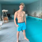 Filip Zabielski Instagram - Fotki z basenu, może bardziej zwrócę Waszą uwagę 😜 Ponieważ obserwuje mnie dużo osób i mogę jakoś wpłynąć na ludzi chcę Wam coś przekazać. Wszyscy ostatnio bardzo mocno śledzą sytuacje związaną z Koronawirusem. Jedni się śmieją a inni panikują i robią zapasy wykupując połowe sklepu. Moi drodze trzeba znaleźć złoty środek. Uważam, że sprawa jest poważna i nie można lekceważyć wirusa ale bez przesady... Sami wzajemnie się tylko nakręcamy pisząc o końcu świata i przesyłając sobie wzjaemnie jakieś zmyślone rzeczy o wirusie. Ja sam podłem ofiarą różnego tego typu wiadomościami, że cytuję „warszawa to czerwona strefa jest 5000 zarażonych i wprowadzają stan wojenny” niestety dużo osób wykorzystuje obecną sytuacje dla nieśmiesznych żartów. Nie możecie we wszystko wierzyć co ludzie wypisują, trzeba filtrować informacje. Proponuję Wam przez najbliższy czas ograniczyć wychodzenie z domu jedynie do zrobienia zakupów/załatwienia jakiejś ważnej sprawy. Spędzmy ten okres w domowym zaciszu i czekajmy na rozwój sytuacji. Czerpmy informacje tylko od sprawdzonych źródeł a nie od znajomego, który ma znajmego, który jest w wojsku i powiedział „tajne informacje” 😂 W domu wbrew pozorom można zrobić dużo pożytecznego. Proponuję się pouczyć, obejrzeć film po angielski, zrobić sobie w domu trening, posprzątać pokój, pomóc rodzicom w sprzątaniu, odrobić zaległości w szkole, namalować obraz itp itd. Pozdrawiam Was wszystkich i każdemu życzę zdrowia oraz żebyście się nie denerwowali tak. Jak będziemy trzeźwo myśleć i słuchać zaleceń to wszystko będzie dobrze i wróci do normy! 😜❤️🙏🏻