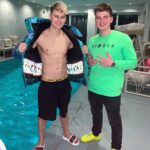 Filip Zabielski Instagram - Szybki flex na baseniku ⚡️🌊 Lece cały czas do przodu! Nie poddaje się i działam! Na wszystko co teraz mam zapracowałem ja sam przy pomocy osób które mnie wspierają ❤️ Pamiętajcie, że krytyka w czymkolwiek co robicie zawsze będzie, zawsze znajdą się osoby, które nie chcą waszego sukcesu, Będą się śmiali i cieszyli się z waszych porażek. Wy wtedy nie patrzcie na to, patrzcie na cel jaki chcecie osiągnąć. Lećcie po swoje !!! Czasem trzeba zrobić krok w tył żeby wziąć rozpęd i przeskoczyć przez przeszkody 💪🏻 Juz zacząłem teraz regularnie nagrywać na youtube. Na tą chwile jest to kontent rozrywkowy ale już niedługo masa wartościowych rzeczy. Lepiej mnie poznacie i zrozumienie💖 Zapamiętajcie sobie ten cytat „Jeśli chcesz uniknąć krytyki - nic nie rób, nic nie mów, bądź nikim. „ Dobrze jest, Dobrze będzie ! 🔥🔥 Konstancin-Jeziorna