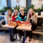 Filip Zabielski Instagram - Zabrałem moje współlokatorki do @kfc_polska aby się najadły 💖 Teraz to już jestem ustawiony! Jestem Smart 😎