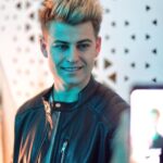 Filip Zabielski Instagram - Cześć tu Filip! ✋🏻 Napisze Wam tutaj coś od siebie💖 Jesteśmy już po premierze filmu @misfitpl w którym miałem przyjemność zagrać rolę szkolnego mięśniaka, który nie radzi sobie z nauką 💪🏻 Pewnie większość z Was to wie, że mam mega dystans do siebie i lubię po prostu wcielać się w śmieszne postacie aby wywołać uśmiech na twarzy u innych😂 Do czego zmierzam? Gdy byłem na sali kinowej wypełnionej po brzegi ludzmi byłem mega ciekawy jak ludzie zareagują na scenki w filmie ze mną. Nie miałem pojęcia czy raczej moja postać zostanie odebrana negatywnie jako głupek próbujący być śmieszny czy może pozytywny śmieszek dający każdemu uśmiech na twarzy. Film leciał a ja czekałem i czekałem i BOOM nagle ja się pojawiam! i co? Udało mi się rozśmieszyć całą cale, każdy miał uśmiech na twarzy!😄 Serio to był jeden z najlepszych momentów w moim życiu gdy zobaczyłem setki osób uśmiechających się w sumie to dzięki mnie, dzięki mojej grze aktorskiej!😍😭 Jest to mega miłe i nieskromnie napisze, że po filmie bardzo dużo osób mówiło mi, że miałem najlepszą rolę😱💓 Ogólnie to mega dziękuję każdemu kto mnie teraz czyta bo w sumie dzięki Wam jestem w tym miejscu co teraz.😭❤️ Zapraszam wszystkich na film! Pozdrawiam 🙏🏻💖